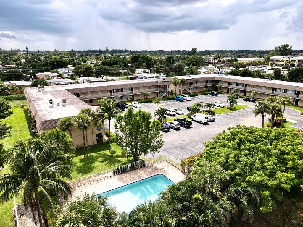 summer street apartment complex in lake worth