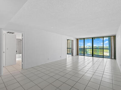 2425 Presidential Way, West Palm Beach, FL 33401